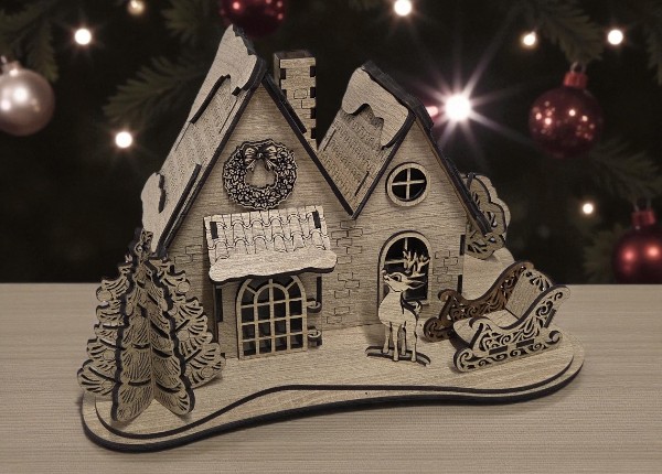 Drevený vianočný domček