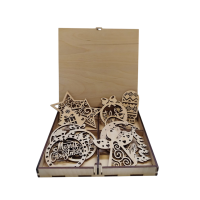 Drevené vianočné ozdoby v darčekovej krabičke – Veselé Vianoce (12 ks)