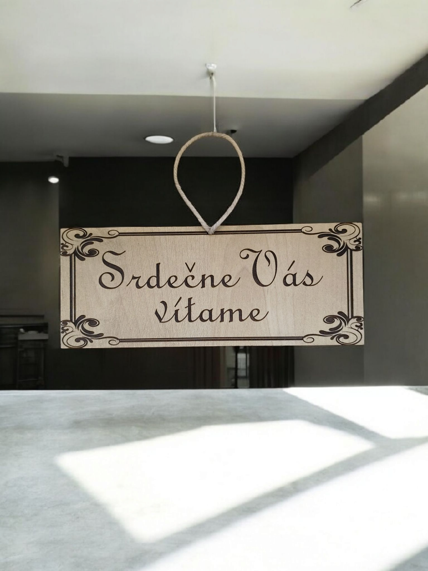 Drevená tabuľka - Srdečne Vás vítame