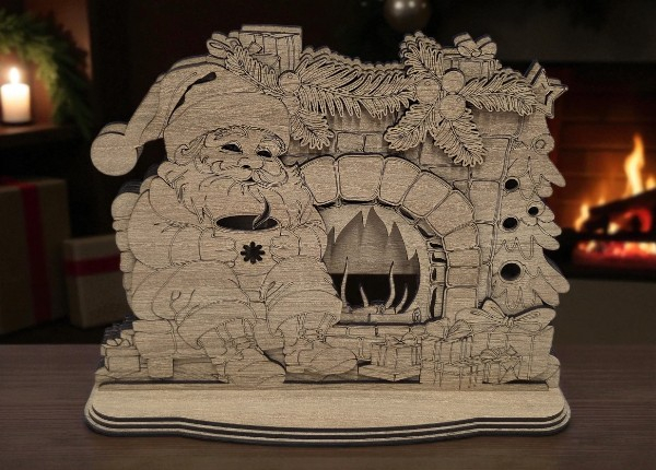 Drevený Santa pri krbe